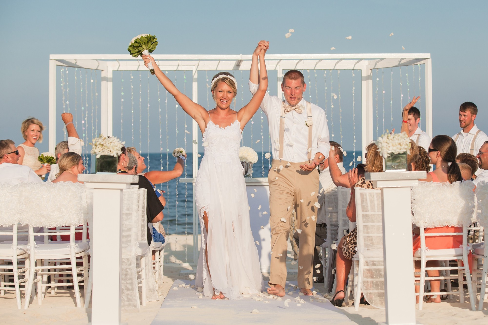 ¿Cómo se debe vestir para una boda en la playa?
