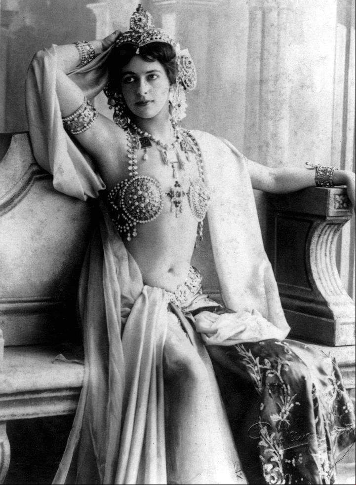 La literatura romántica de evasión de finales del siglo XIX había popularizado una imagen difusa y añorada de la cultura oriental. Aprovechando estas circunstancias, y gracias a el cabello oscuro heredado de su madre se hizo pasar por una supuesta princesa de Java ejerciendo de bailarina exótica. Foto: Archivo Bettman/ Clarín.