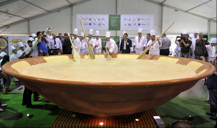 Cocineros libaneses consiguieron el Record Guinnes del mayor plato de hummus del mundo, en Beirut, (Líbano) en 2009. Se necesitaron 1.350 kilos de garbanzos triturados y 400 litros de zumo de limón. El anterior record mundial de esta "disciplina" lo tenía Israel. EFE/Wael Hamzeh
libano beirut libano record plato de hummus mas grande del mundo