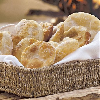 Tortas fritas de zapallo y almíbar