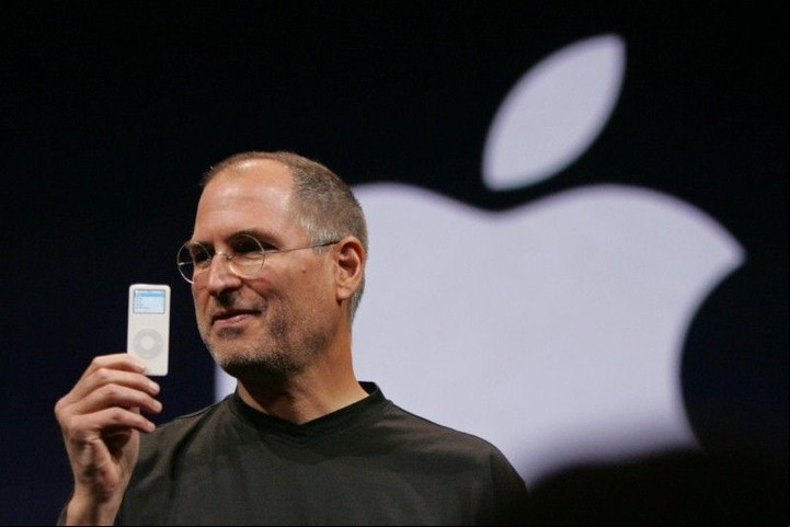 Steve Jobs presentando el iPod en el 2001. Foto AP