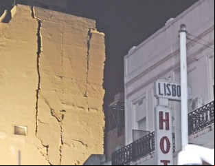 Conmoción por el derrumbe de parte de un edificio en el Centro