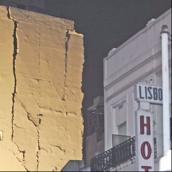 Conmoción por el derrumbe de parte de un edificio en el Centro