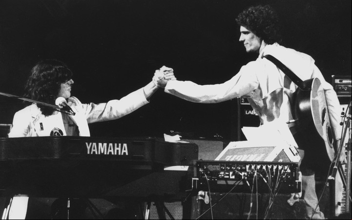 Charly y el Flaco, en la histórica reunión de Serú Girán y Spinetta Jade, en Obras, en 1980. (Archivo Clarín)
