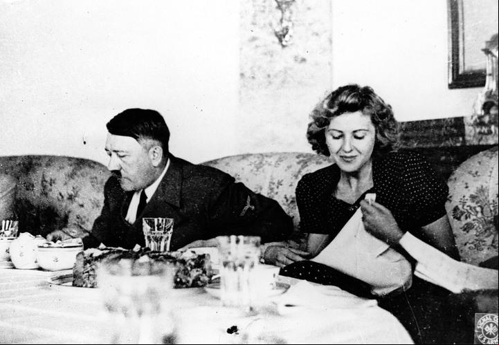 Adolf Hitler y su esposa, Eva Braun. Comieron fideos con salsa antes de suicidarse (AP).