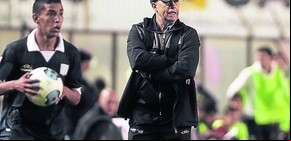 Carlos Ischia se fue de un Racing que sigue en llamas