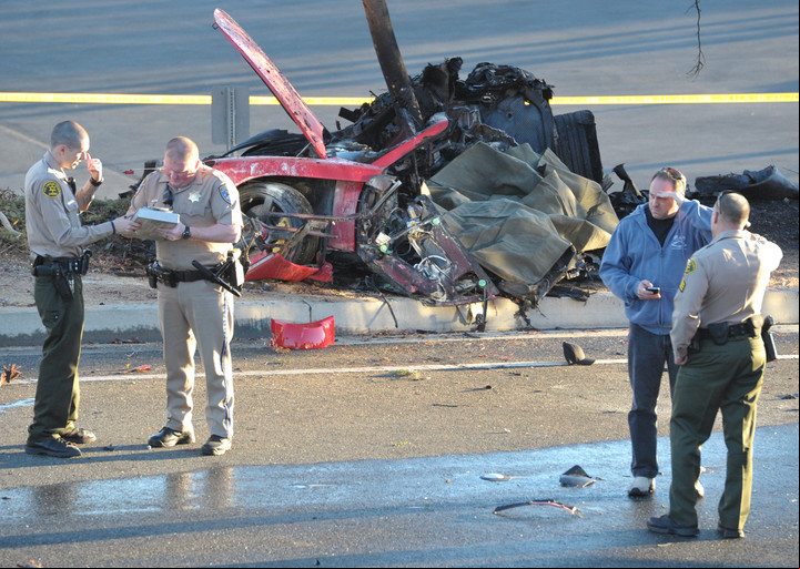 Sheriff's deputies work near the wreckage of a Porsche that crashed into a light pole on Hercules Street near Kelly Johnson Parkway in Valencia, Calif., on Saturday, Nov. 30, 2013. A publicist for actor Paul Walker says the star of the "Fast & Furious" movie series died in the crash north of Los Angeles. He was 40. Ame Van Iden says Walker died Saturday afternoon. No further details were released. (AP Photo/The Santa Clarita Valley Signal, Dan Watson) valencia california eeuu muerte fallecimiento actor de rapido y furioso muerte de Paul Walker automovil Porsche destrozado acto muere en accidente de transito
