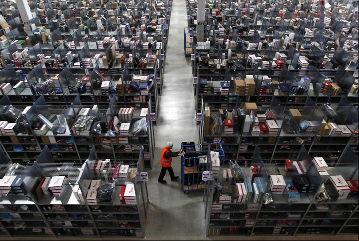 Un empleado trabaja en los depósitos de Amazon en Graben, Alemania. Foto: Reuters