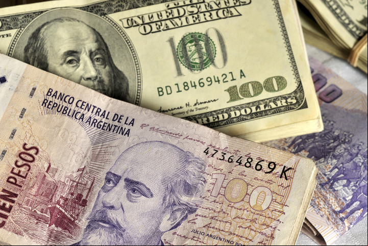 Para pagar los consumos en dólares se pueden usar dólares, o bien pesos pero con un fuerte recargo. Foto Bloomberg