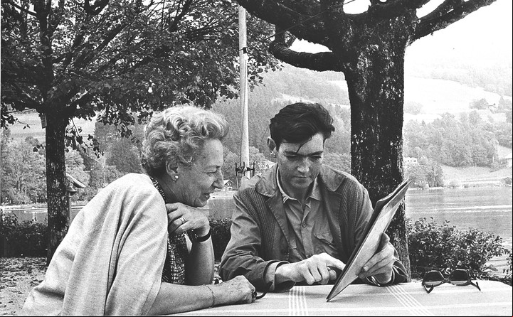 El escritor y su madre, María Herminia Descotte, en Austria, en 1963, retratados por la entonces esposa del autor, Aurora Bernárdez. /SANTILLANA