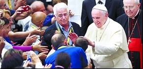 El Papa, cansado, cambia una caminata por un viaje en auto