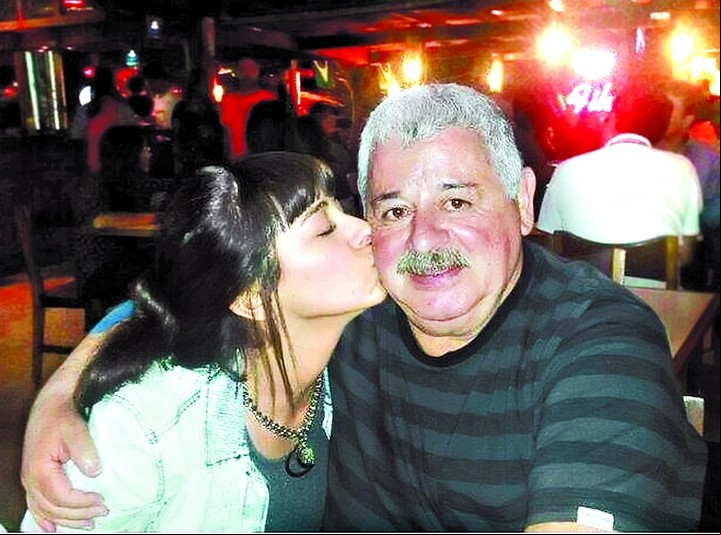 Tití Fernández, el día que cumplió 63 años, abrazando a su hija Soledad. Foto: Archivo