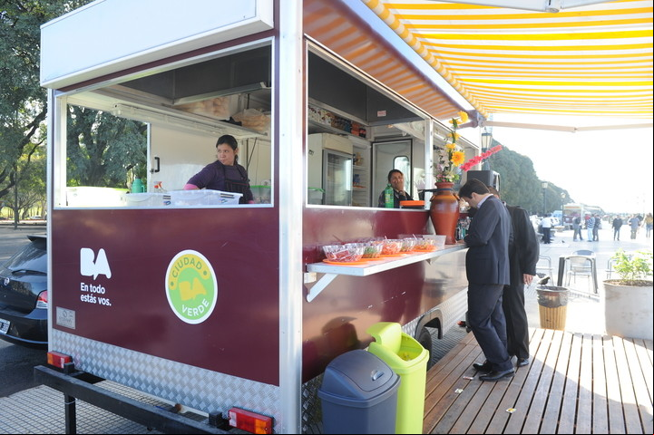 Los carritos en Costanera Sur son todos iguales y reemplazaron el carbón y la leña por la parrilla a gas. Foto: Néstor Sieira
