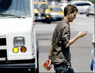 Multas para peatones que crucen mirando el teléfono celular