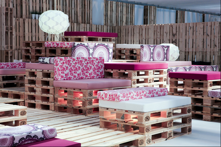 Ideas de uso de pallets en la Feria de Arte Contemporáneo de Madrid. Foto: Archivo Clarín.