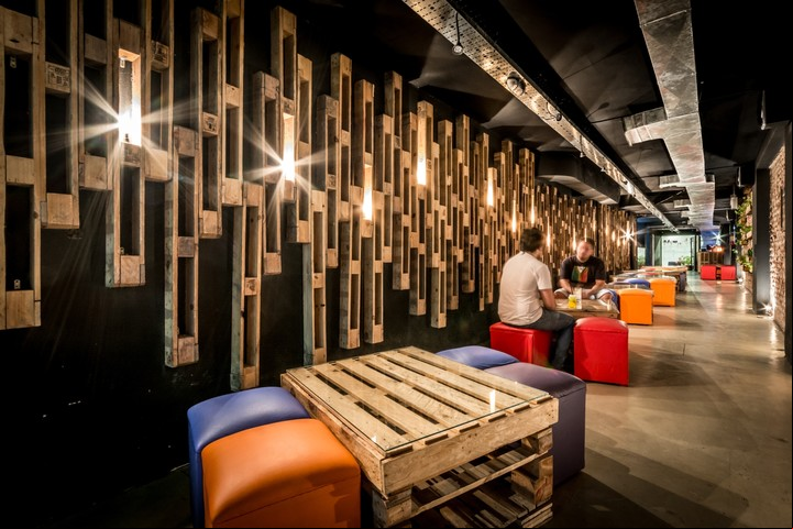 Un bar en Nueva Córdoba reutiliza Pallets para crear un interior rústico y despojado. Foto: Archivo Clarín.