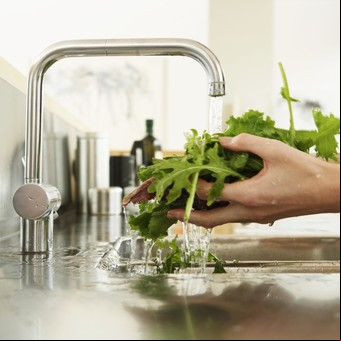 Tres expertas cazabacterias derriban mitos sobre la higiene al cocinar