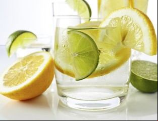 Qué pasa en el cuerpo al tomar un vaso de agua con limón antes de dormir y al levantarse