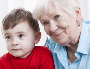 El trabajo invisible: el 27% de las adultas mayores cuidan niños sin ser remuneradas 