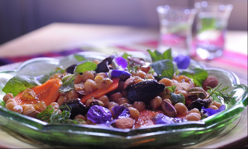 El damasco o albaricoque es una fruta exquisita que funciona con todo. Por ejemplo, con esta ensalada marroquí de Shiba Caffé, con zanahoria, damascos secos, garbanzos, aceitunas, menta fresca y pétalos de flores./ Foto: Shiba. Ollas y Sartenes. Clarín.
