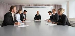 La mesa de reuniones: ¿quién es quién según el lugar en dónde se sienta?