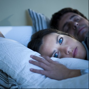 Los hombres duermen menos, pero las mujeres lo padecen más
