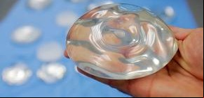Advierten que los implantes mamarios pueden vincularse a otros tipos de cáncer