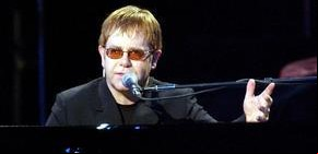 Preocupa la salud de Elton John: ya no puede firmar autógrafos