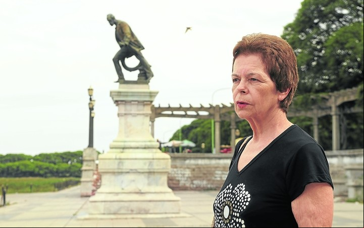 Hebe Uhart es homenajeada con un premio de novela.