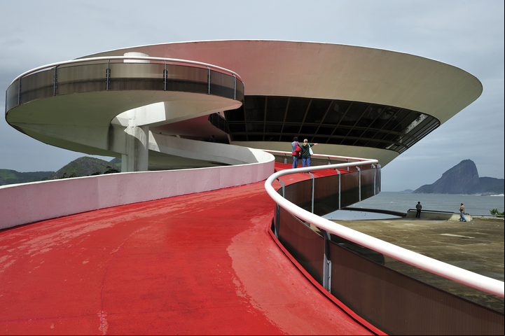 Museo de Arte Contemporáneo de Niterói, en Brasil. Foto Getty Images.