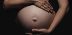 Tuvieron un hijo por vientre subrogado y querían ser los padres legales: qué dijo la Corte