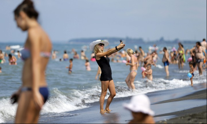 Una de las playas del mar Negro: Ureki en Georgia. Foto EFE/Zurab Kurtsikidze