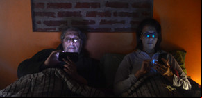 Mi celular y yo: los argentinos lo miran 8 veces por hora y hasta duermen con él