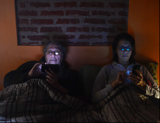 Mi celular y yo: los argentinos lo miran 8 veces por hora y hasta duermen con él