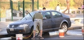 Sin control, en Costanera Sur lavan autos en plena calle