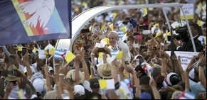 En su primera misa en Cuba, el Papa criticó las ideologías
