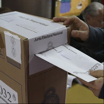 Dos encuestas midieron en las provincias más anti K: en una ganó Milei y en la otra el Frente de Todos quedó cuarto