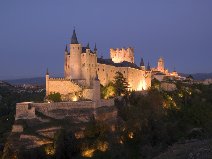 El Alcázar de Segovia, en España. Construido en los años 1200, inspiró el castillo de la película Blancanieves y los 7 Enanitos.