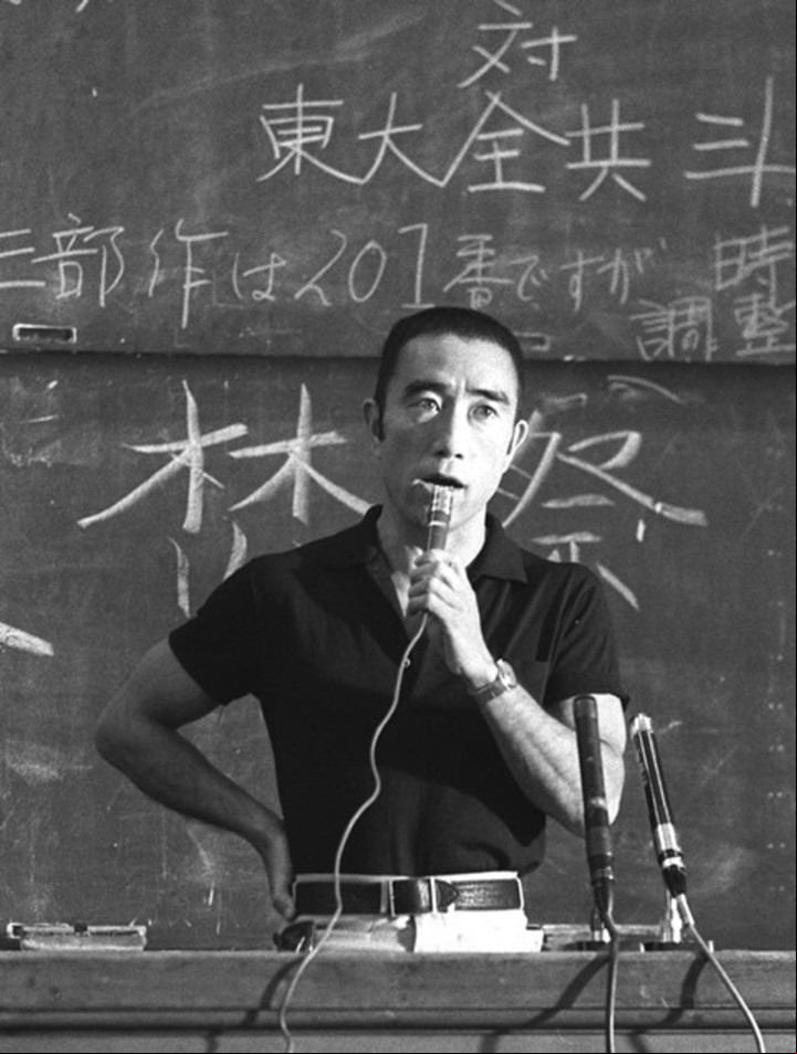 Mishima. Dió la vida por el rearme de Japón, alcanzó un reconocimiento universal como autor y en su patria era una celebridad.