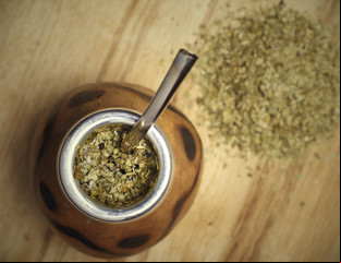 Cómo es la manera correcta de cebar un buen mate