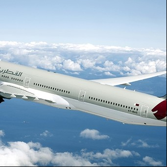 El gobierno firmó un acuerdo de "cielos abiertos" con Qatar, pero su aerolínea aún no regresó