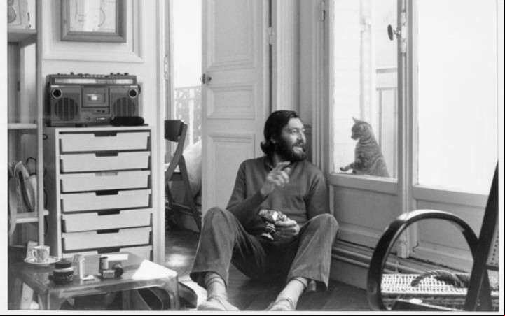 Julio Cortazar con su gato.