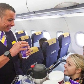 Piloto de aerolínea revela qué alimentos y bebidas no se deben consumir en un vuelo