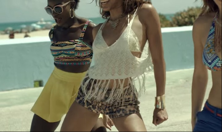 Champeteando. La "champeta", el baile que quieren prohibir por fomentar el sexo entre jóvenes
Colombia
Un concejal de Cartagena propuso erradicarlo en colegios y actos públicos también porque "genera un ambiente propicio para la pedofilia". Mirá cómo se baila. colombia baile que quieren prohibir por fomentar el sexo entre jóvene baile champeta polemica clarin.com