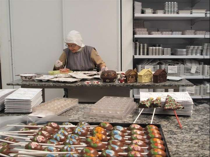 Una de las religiosas, trabajando en el taller. Foto Archivo Clarín