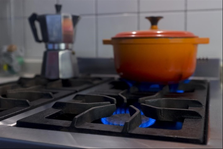 Muchos usan la cocina para calefaccionar, pero eso está desaconsejado: es muy peligroso. Foto Andrés D'Elía