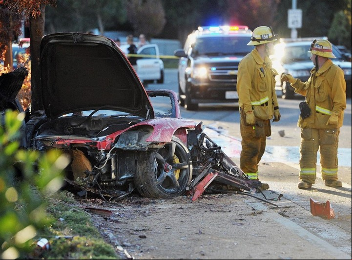 El Porsche GT en el que iban el actor Paul Walker y su amigo Roger Rodas. Foto: AP