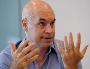 Qué es el temblor esencial, enfermedad que Rodríguez Larreta contó que padece desde chico