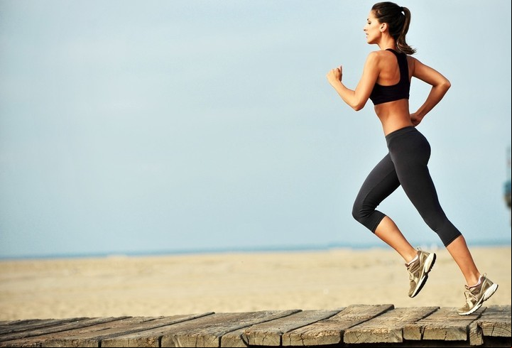 El running al ser un ejercicio de impacto ayuda a fortalecer los huesos y evitar la osteoporosis.