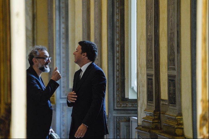 Massimo Bottura junto al premier italiano Matteo Renzi. Su restaurante, Osteria scana, en Módena, con tres estrellas Michelin, fue elegido recientemente, en Nueva York, el primero de la lista en The World’s 50 Best Restaurants Awards 2016. AFP